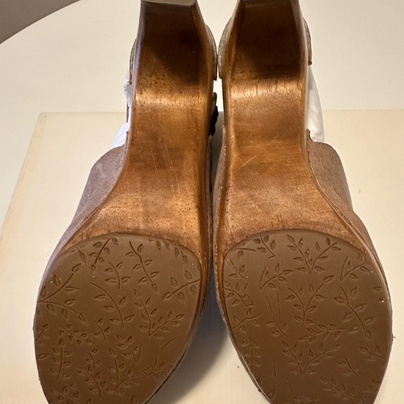 Anthropologie Sloane Flower Appliqué Clogs. Size 8. 3” Heels. Never worn. - Picture 3 of 11